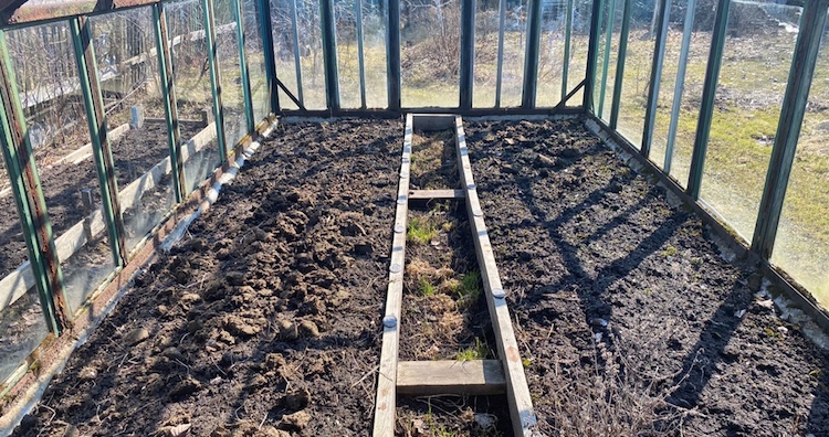 Как подготовить почву под высадку рассады помидоров весной в теплице и в открытом грунте